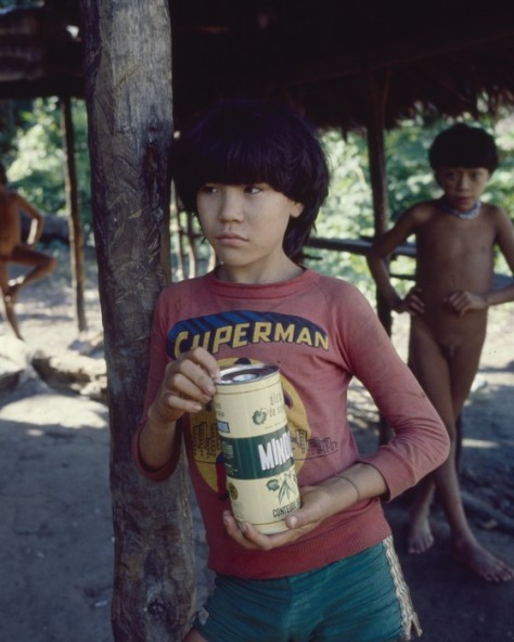 Kaniata-no, hoje líder da tribo Paratasi, ainda menino, com shorts Adidas e uma camiseta do Superman - 1982