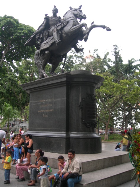 estatua_el_libertador_en_plaza_bolivar_caracas_2007