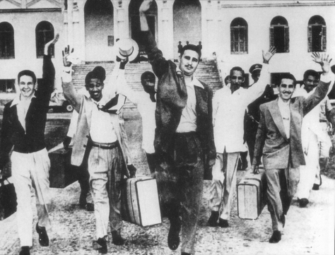 Fidel Castro (centro), Raul Castro (primeiro à esquerda) e outros rebeldes do assalto ao Quartel de Moncada postos em liberdade, em maio de 1955.